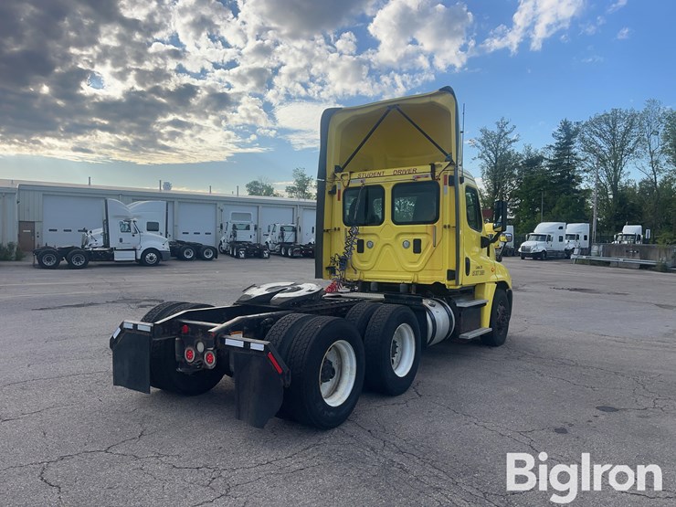 2016-freightliner-cascadia-125-image-5