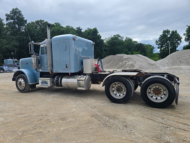2011-peterbilt-388-image-10