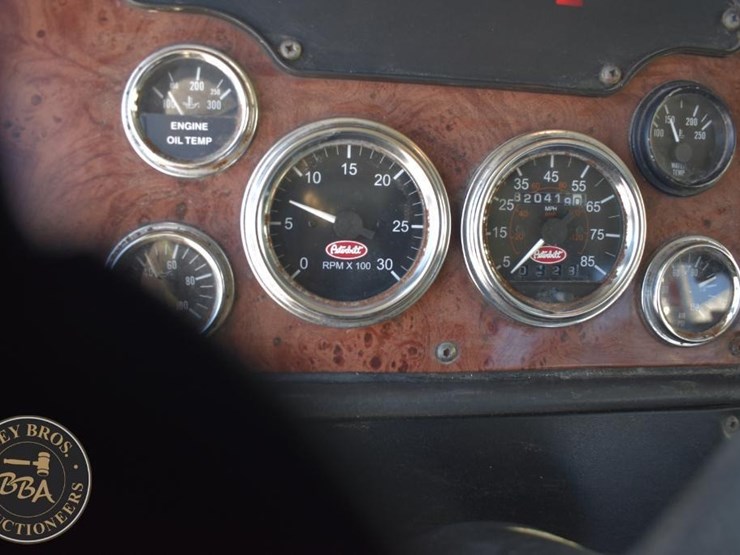 2005-peterbilt-385-image-88