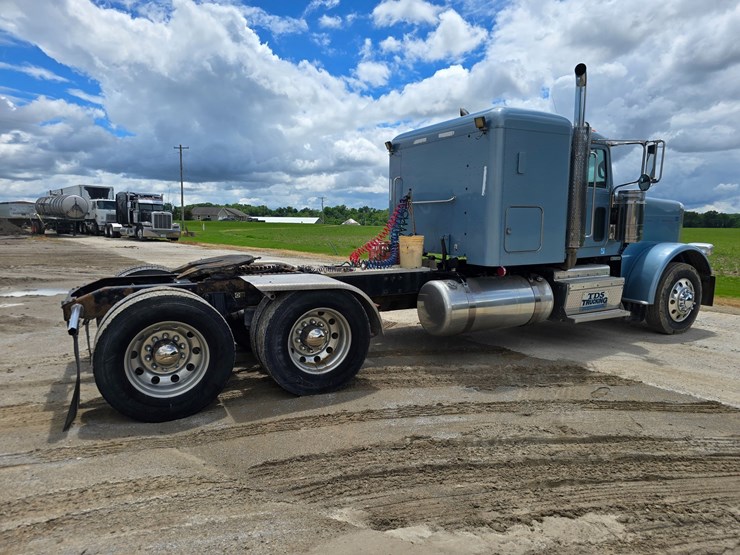 2013-peterbilt-388-image-21