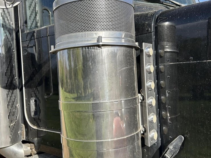 2017-peterbilt-389-image-34
