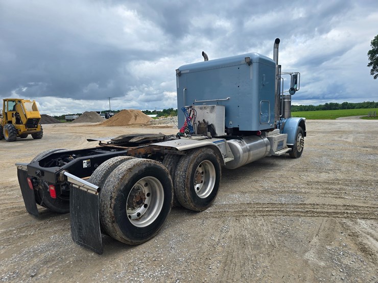 2011-peterbilt-388-image-20