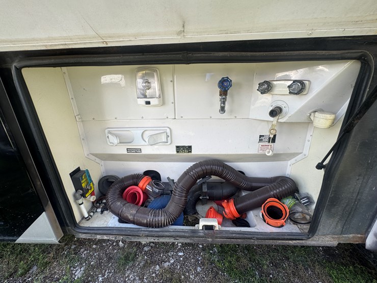 2003-gulfstream-motorhome-with-(4)-slideouts-cummins-diesel-pusher,-allison-automatic-image-13