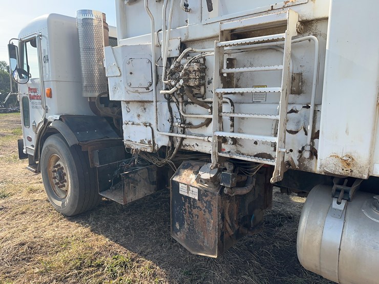 2004-peterbilt-320-image-22