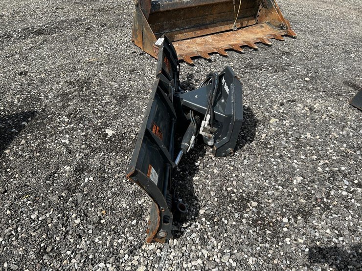 bobcat-68"-utv-snow-blade-v-plow-image-2