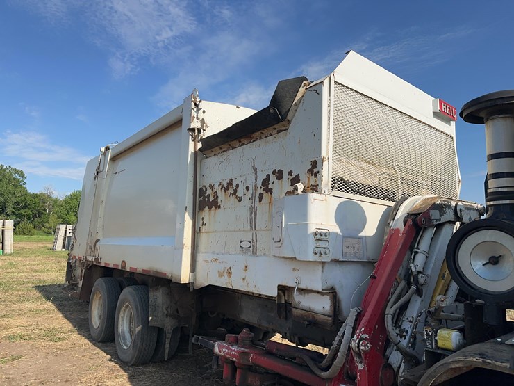 2004-peterbilt-320-image-17