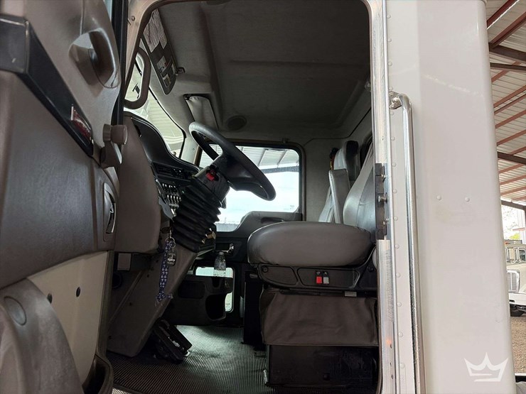 2012-kenworth-t300-image-8