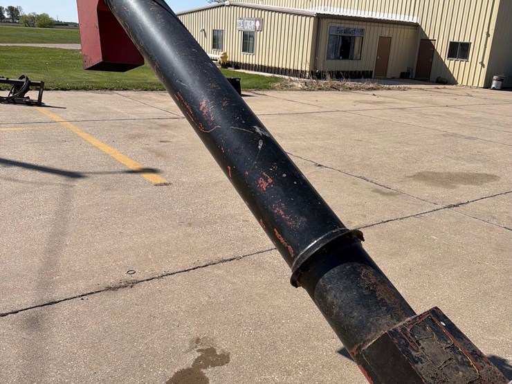 driver-over-hopper-with-unload-auger-image-19