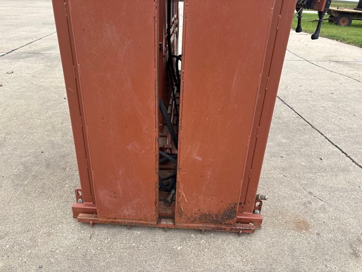 lakeside-11ft-hydraulic-squeeze-chute-image-12