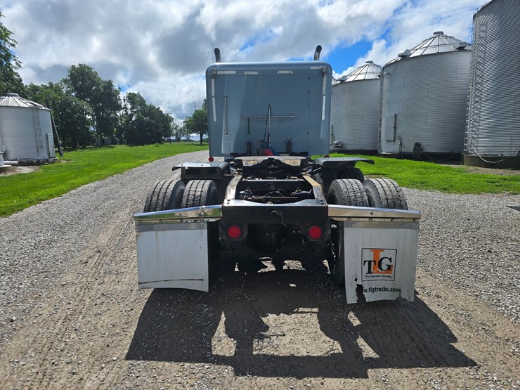 2013-peterbilt-388-image-17