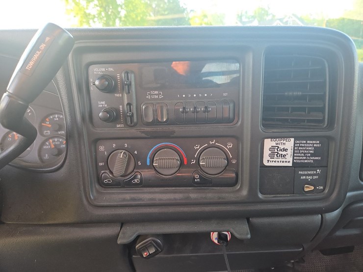 2001-chevrolet-3500-regular-cab-dually-flatbed-pickup-image-41