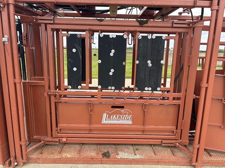lakeside-11ft-hydraulic-squeeze-chute-image-9