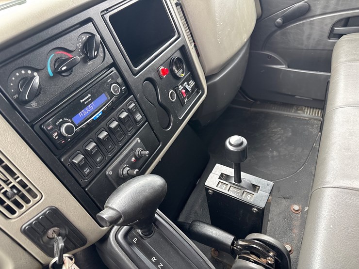 2014-international-durastar-4300-image-11