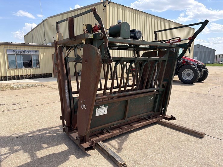 behlen-country-7ft-hydraulic-cattle-squeeze-chute-image-5