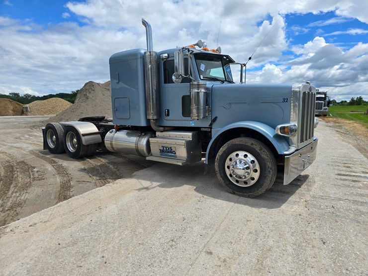 2013-peterbilt-388-image-29