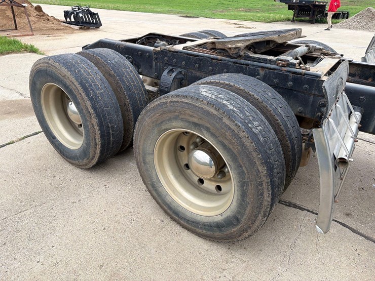 2000-peterbilt-379-image-13