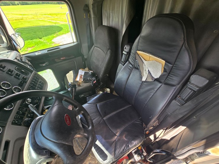 2013-peterbilt-388-image-61
