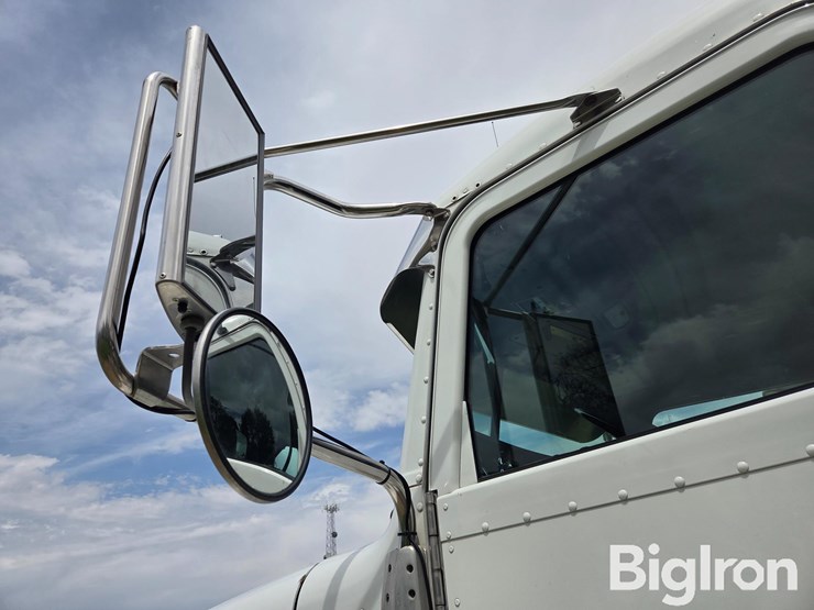 2009-peterbilt-384-image-17