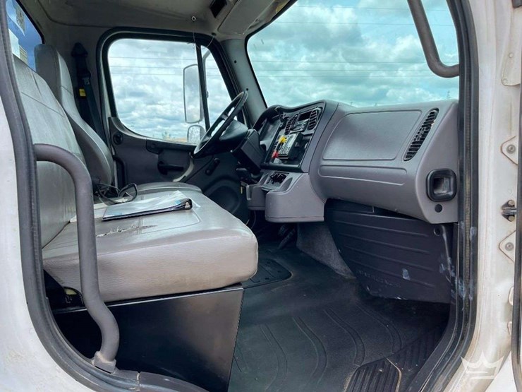 2015-freightliner-m2-106-image-19