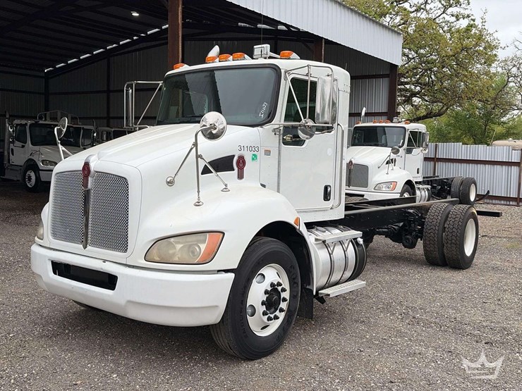 2011-kenworth-t300-image-1