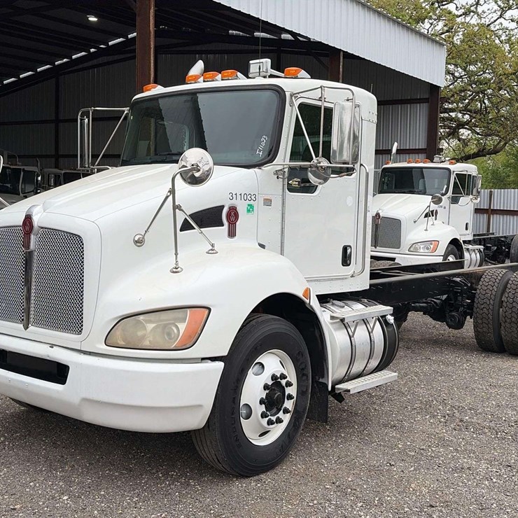 2011 KENWORTH T300