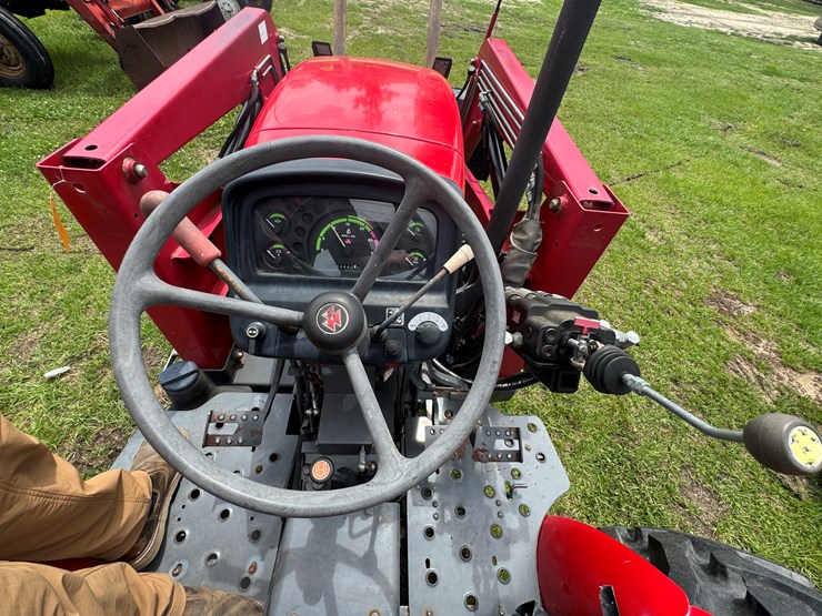 2010-massey-ferguson-2635-image-7