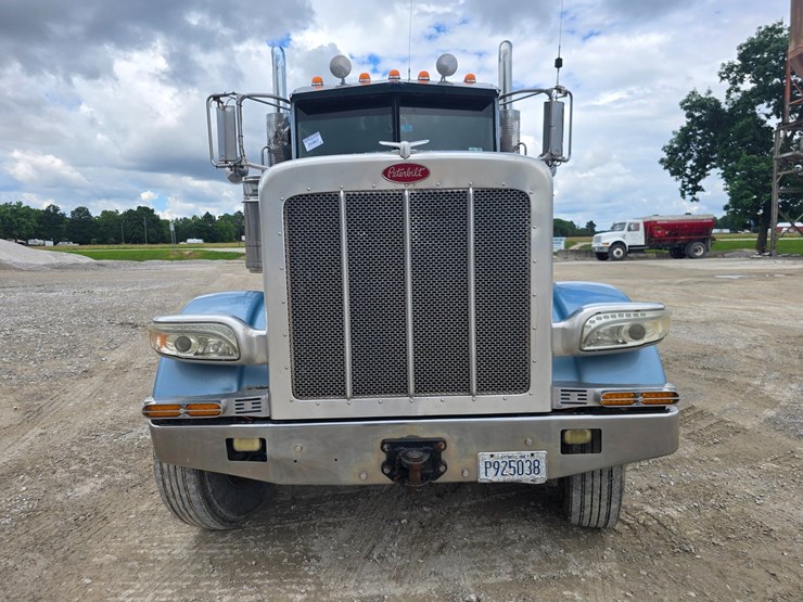 2013-peterbilt-388-image-35