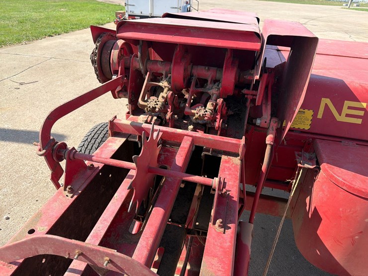 new-holland-275-image-21