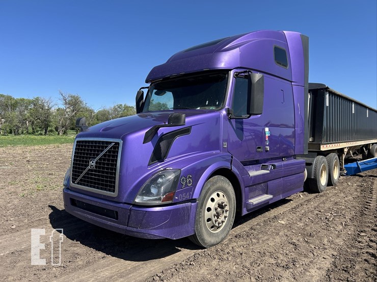 2015-volvo-vnl42t670-image-1