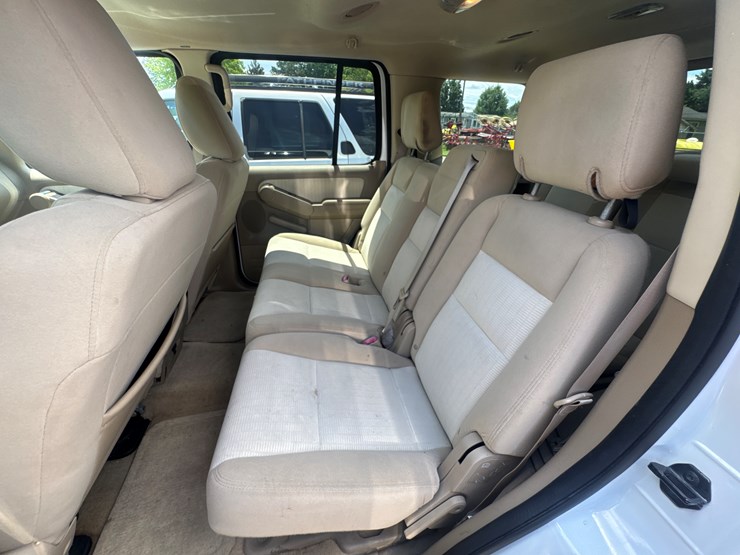 2010-ford-explorer-xlt-image-7