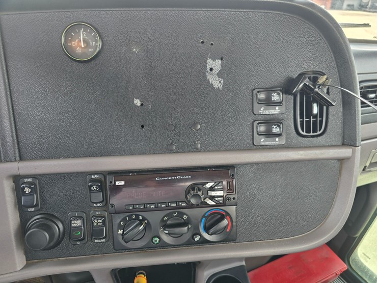 2014-peterbilt-365-image-87