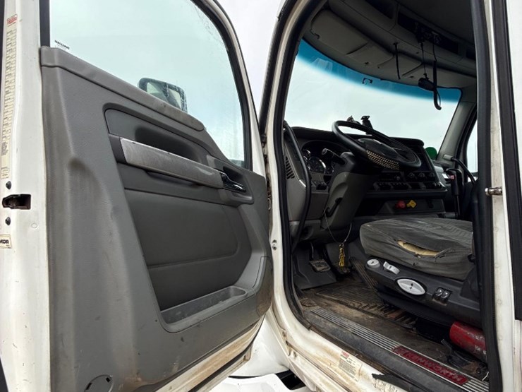 2015-kenworth-t680-image-11