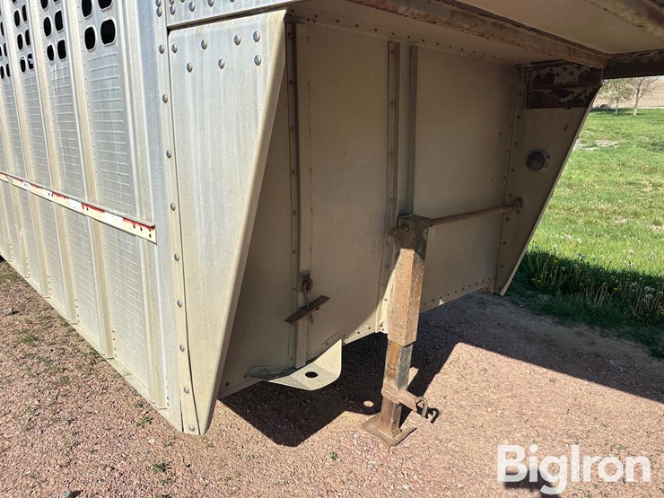 2004-wilson-livestock-trailer-image-18