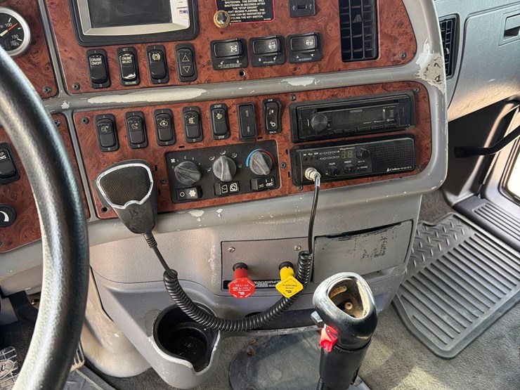 2009-peterbilt-387-image-36