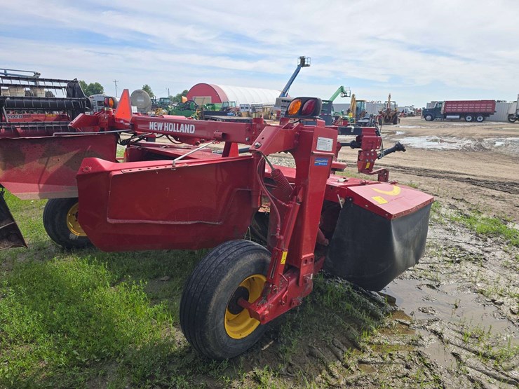 2012-new-holland-210-image-7