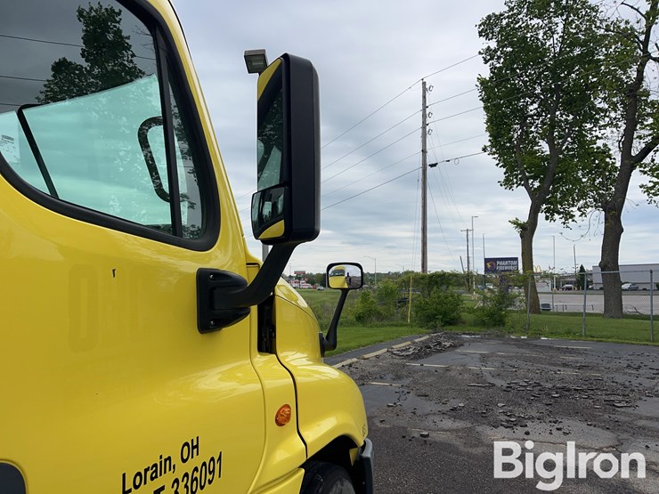 2016-freightliner-cascadia-125-image-18