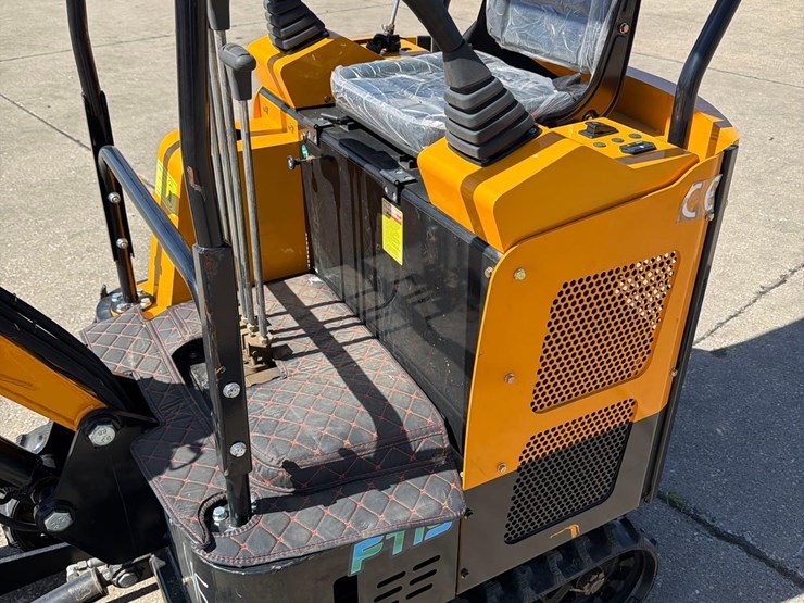 future-model-15-mini-excavator-image-5