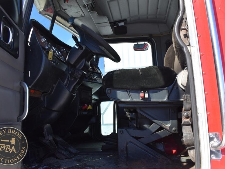 2005-peterbilt-385-image-79