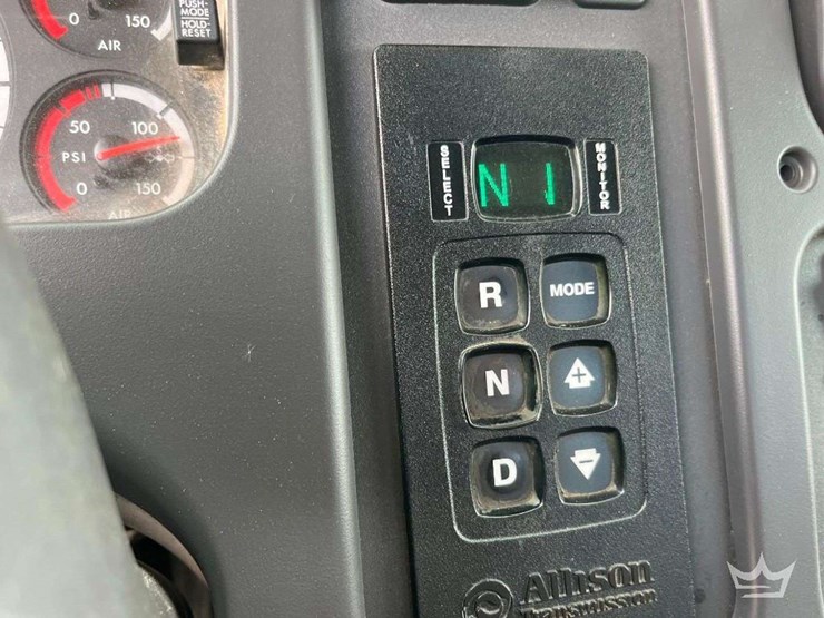 2015-freightliner-m2-106-image-28