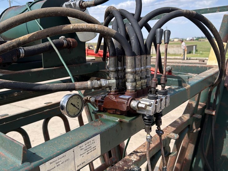 behlen-country-7ft-hydraulic-cattle-squeeze-chute-image-19