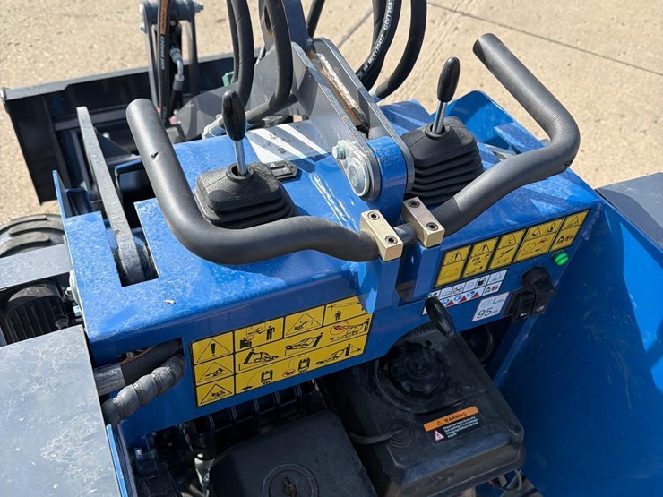 2025-agt-mx-mrw14-stand-behind-skidloader-image-14