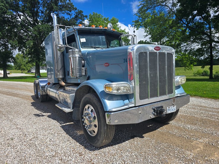 2013-peterbilt-388-image-32