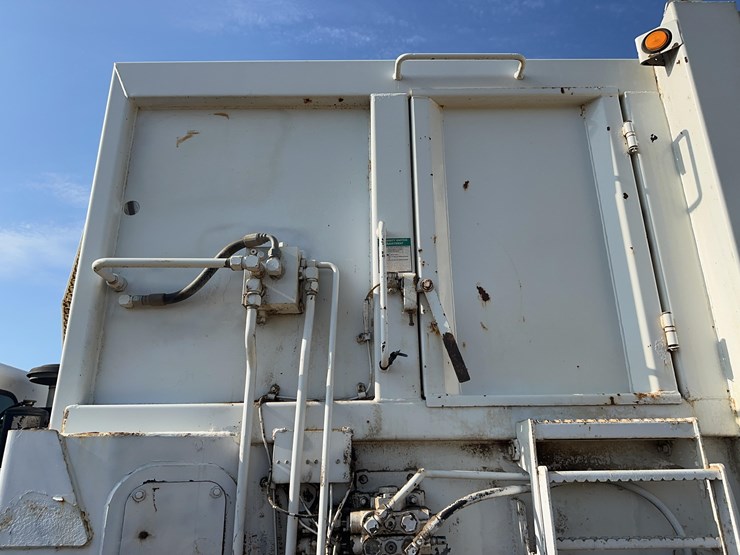 2004-peterbilt-320-image-23