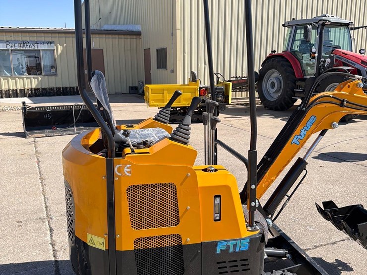 future-model-15-mini-excavator-image-2