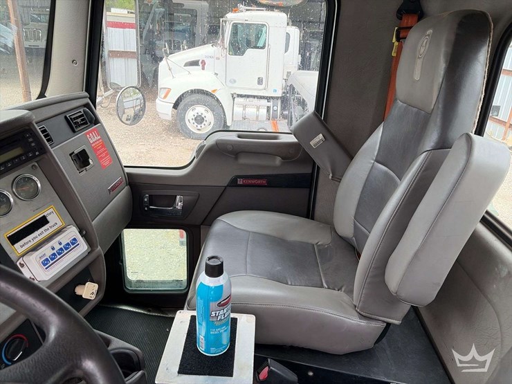 2011-kenworth-t300-image-13