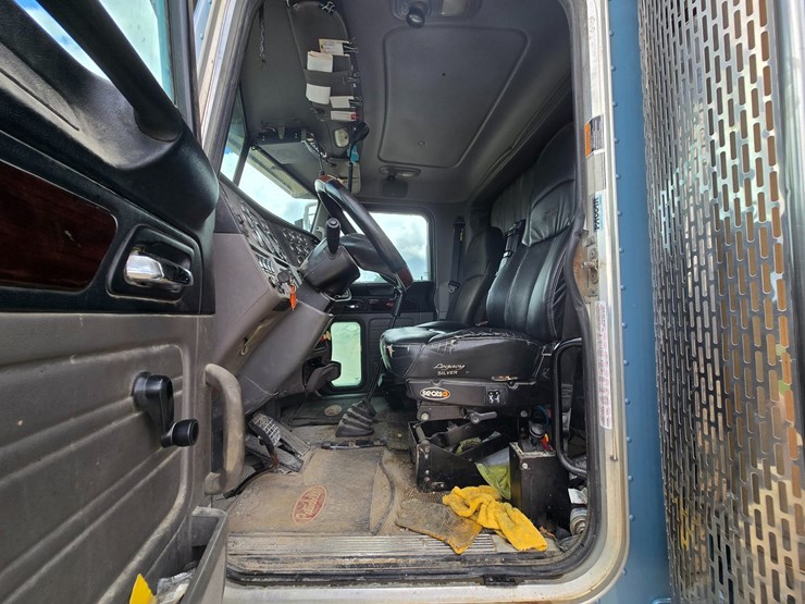 2013-peterbilt-388-image-59