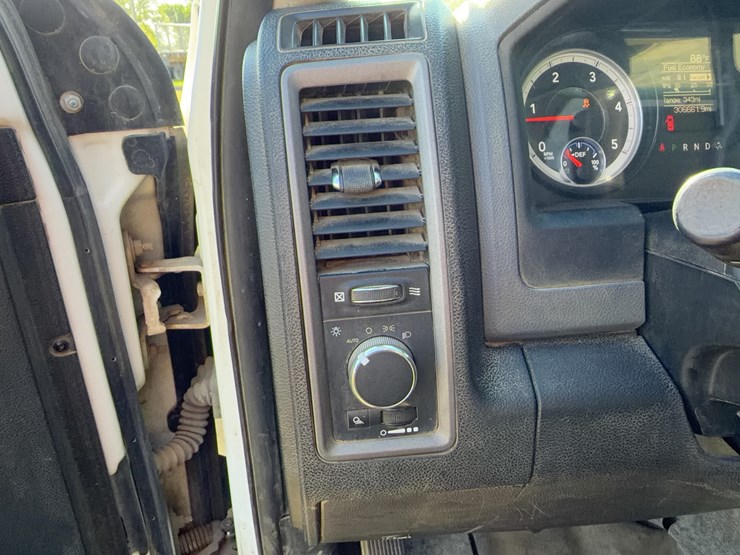 2014-dodge-3500-image-14