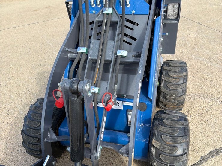 2025-agt-mx-mrw14-stand-behind-skidloader-image-6