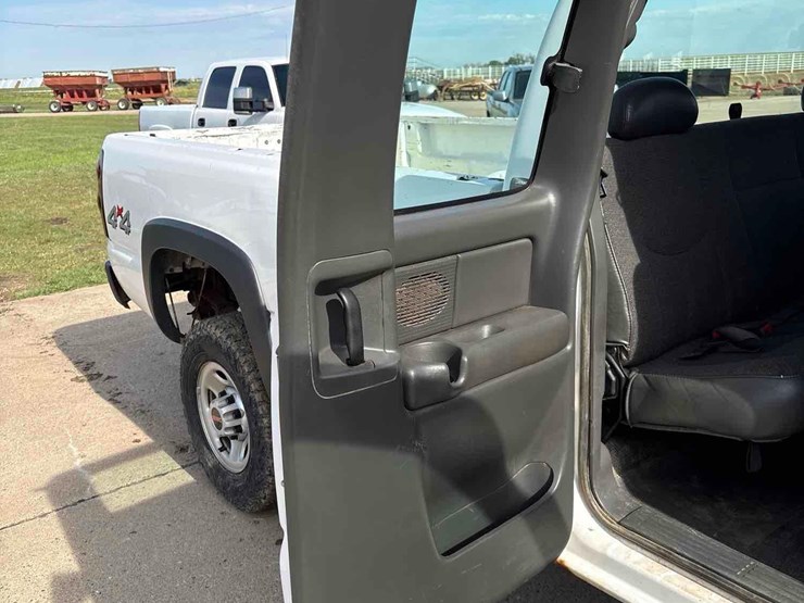 2004-chevrolet-2500hd-image-36