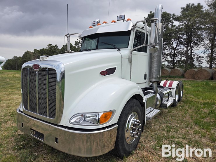2009-peterbilt-384-image-1